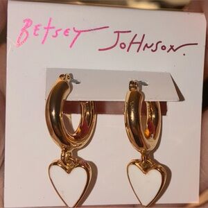 BETSEY JOHNSON Valentine Huggy Huggies White Enamel & Gold Hoop Earrings NEW NWT